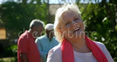 活跃的高加索老年妇女在<strong>养老院</strong>花园微笑的正面景色